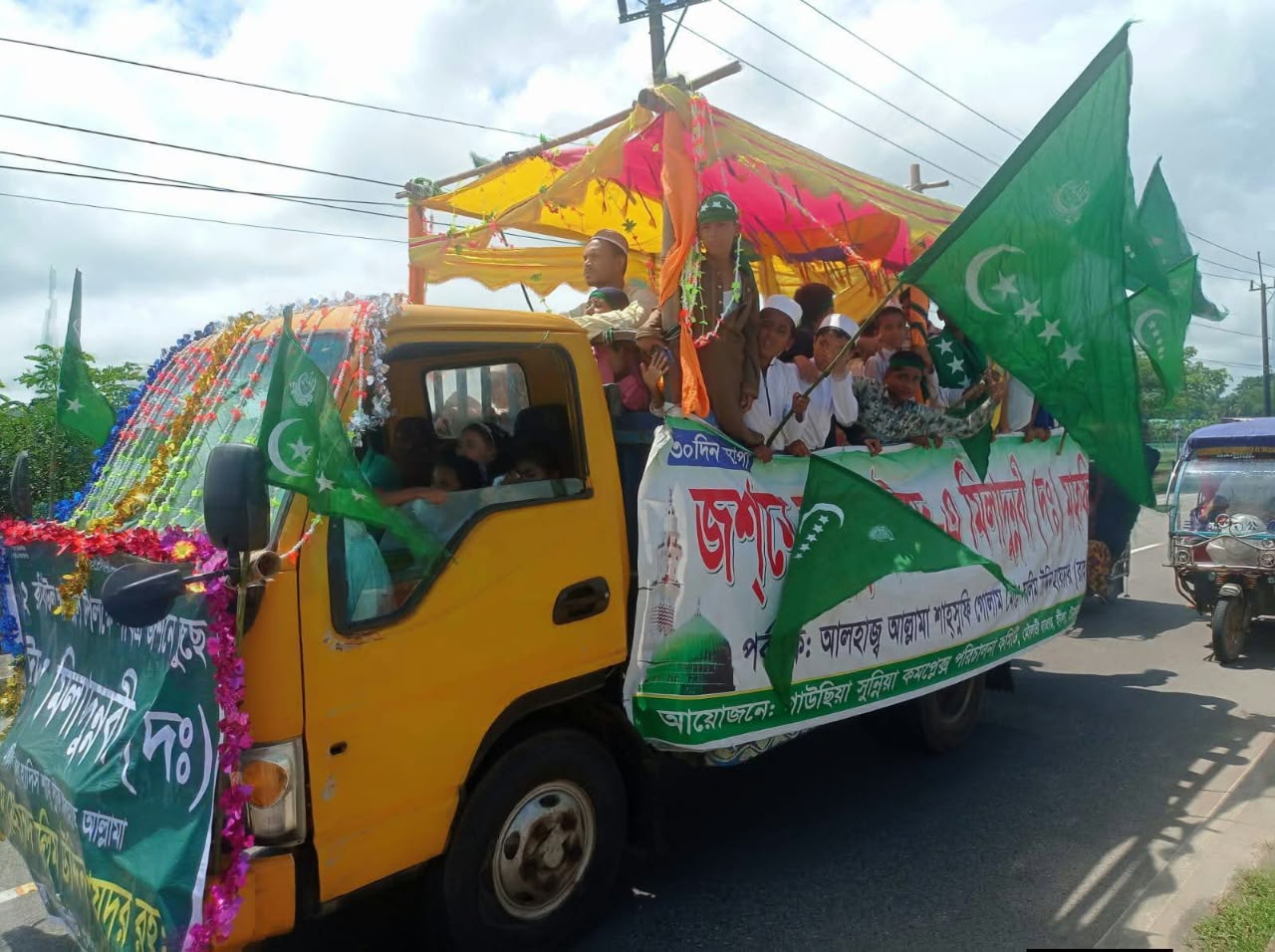 টেকনাফে বর্ণাঢ্য জশনে জুলুস