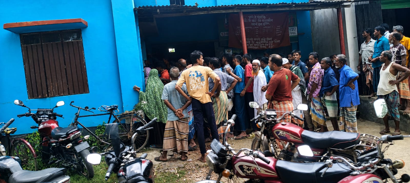পীরগঞ্জে সার নিতে কৃষকদের দীর্ঘ লাইন